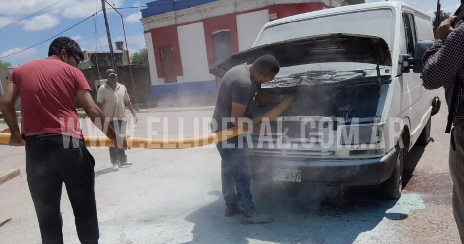 Sofocan el principio de incendio de una combi en Colonia Dora