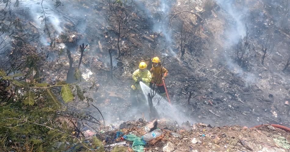 FOTOS  Tensioacuten en el Bordm General Paz por el incendio de un basural