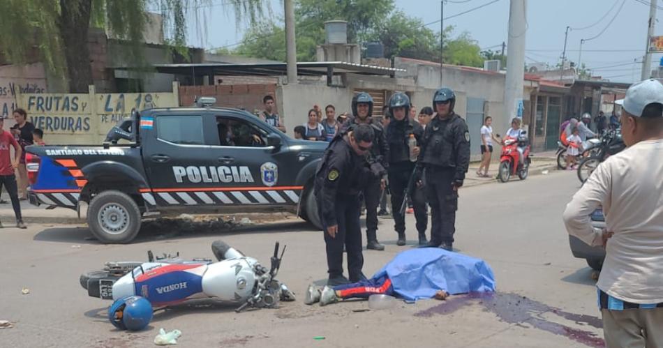 Motociclista muere al chocar contra un automoacutevil y su acompantildeante estaacute grave