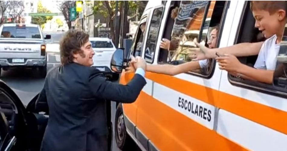 PARADA Durante el viaje a Olivos para reunirse con el Presidente Milei se bajó en plena avenida para saludar a niños