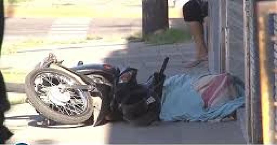 Un policiacutea matoacute de un balazo a un motochorro durante un asalto