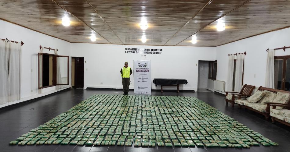 Descubren vehiacuteculo con maacutes de 300 kilos de hojas de coca a bordo