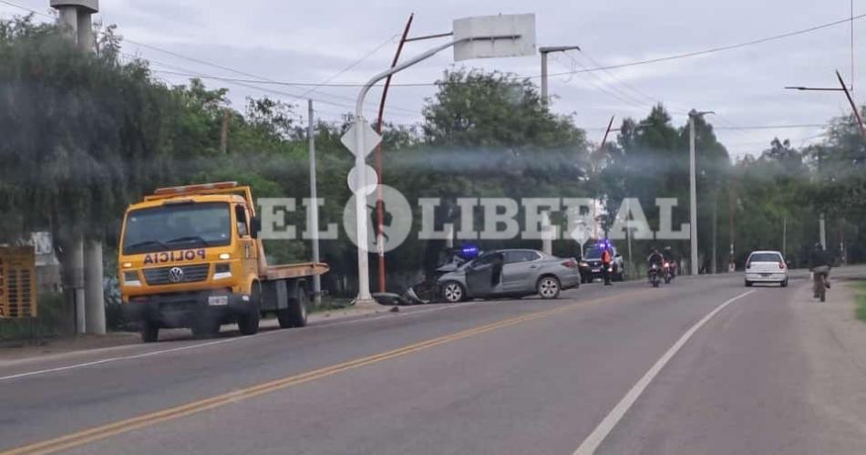 Automovilista fuera de control chocoacute contra dos postes y fue hospitalizado de urgencia