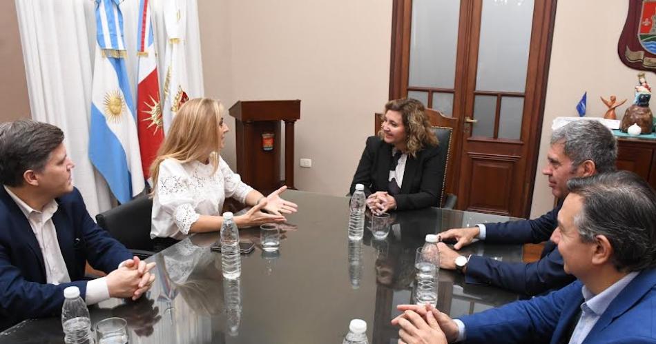 Fuentes recibioacute en el Municipio la visita de la Coacutensul General de Italia en Coacuterdoba