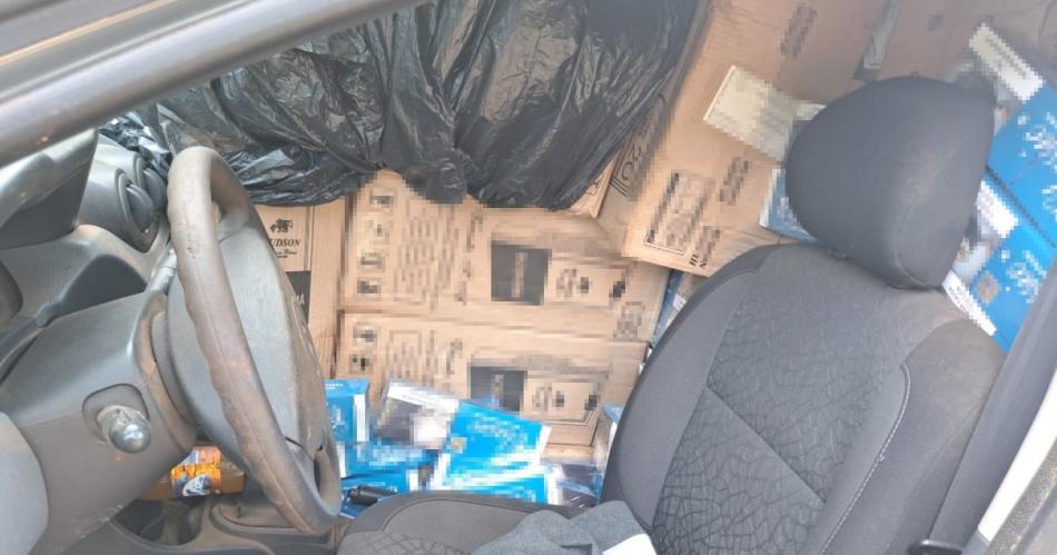 Gendarmes hallaron un automoacutevil cargado de cigarrillos ilegales