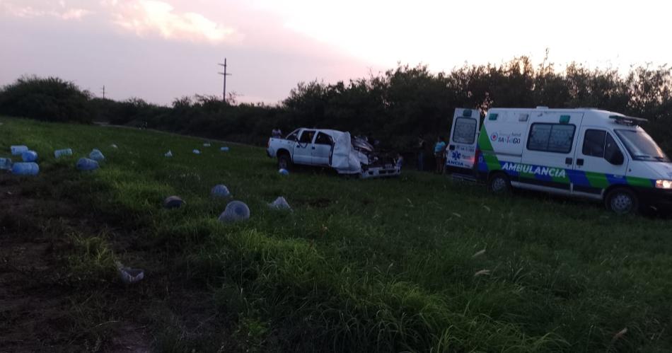 Volcoacute una camioneta cerca de Colonia Dora- Dos heridos