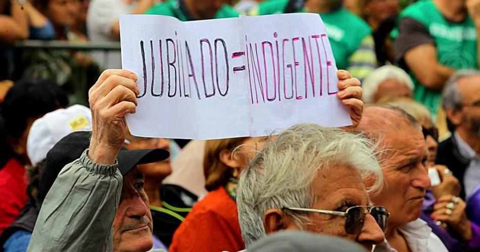 Reclaman un aumento de emergencia para los jubilados por la inflacioacuten