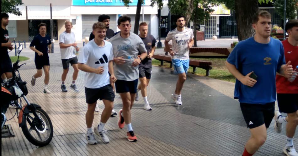 La Seleccioacuten de Inglaterra entrenoacute en la Plaza Libertad y compartioacute con nintildeos santiaguentildeos