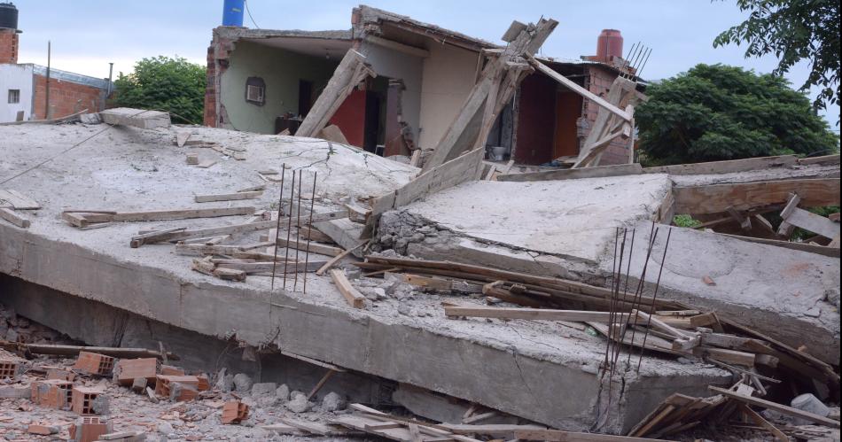 Edificio de 5 pisos en construccioacuten se derrumboacute y generoacute paacutenico- un herido y cuatro casas dantildeadas