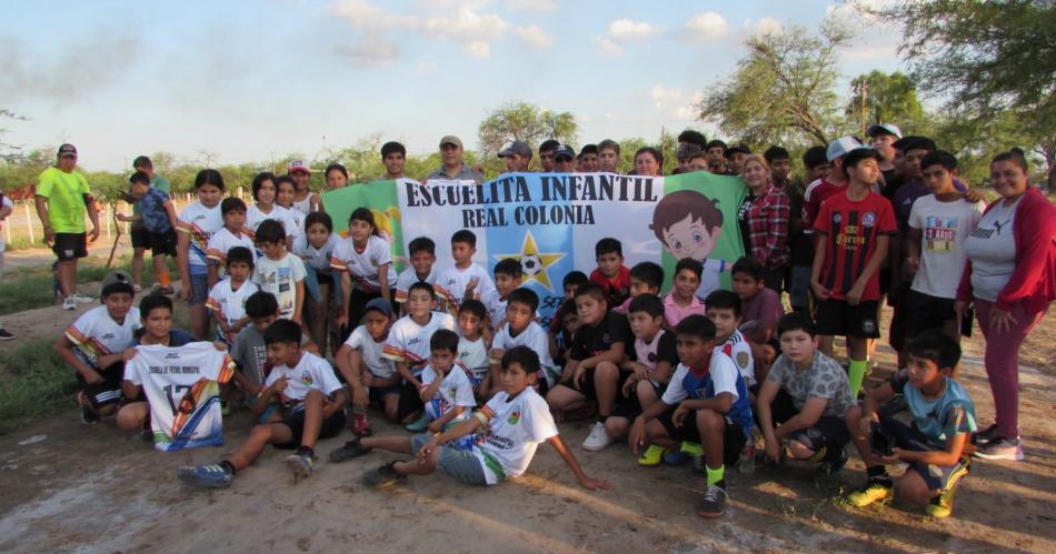 Escuelitas de fuacutetbol de Colonia El Simbolar recibieron indumentaria