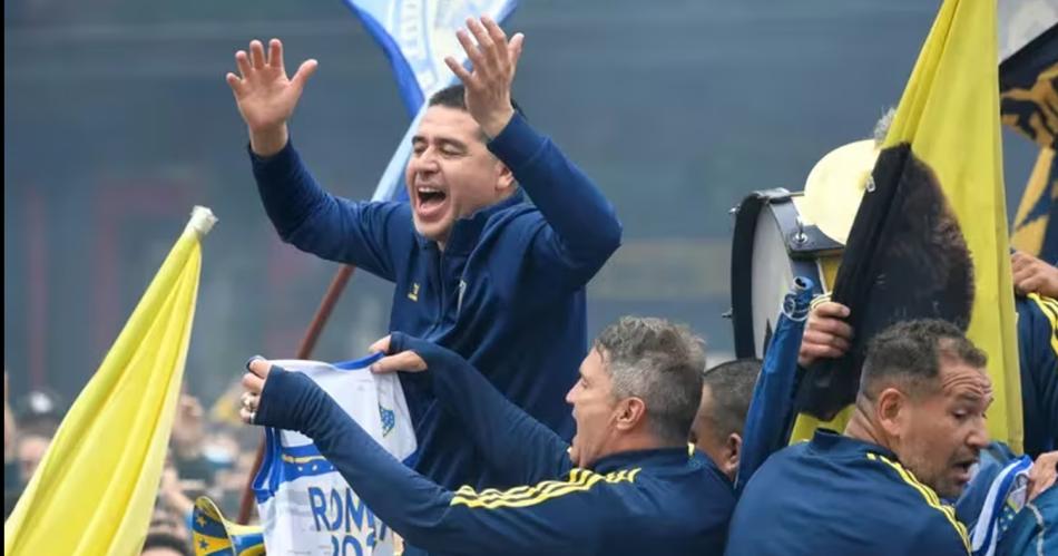 Con Riquelme miles de hinchas marcharon contra la suspensioacuten de las elecciones