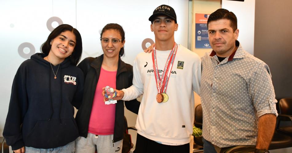 Santiago Paz Martiacutenez volvioacute con las tres medallas que ganoacute en Peruacute