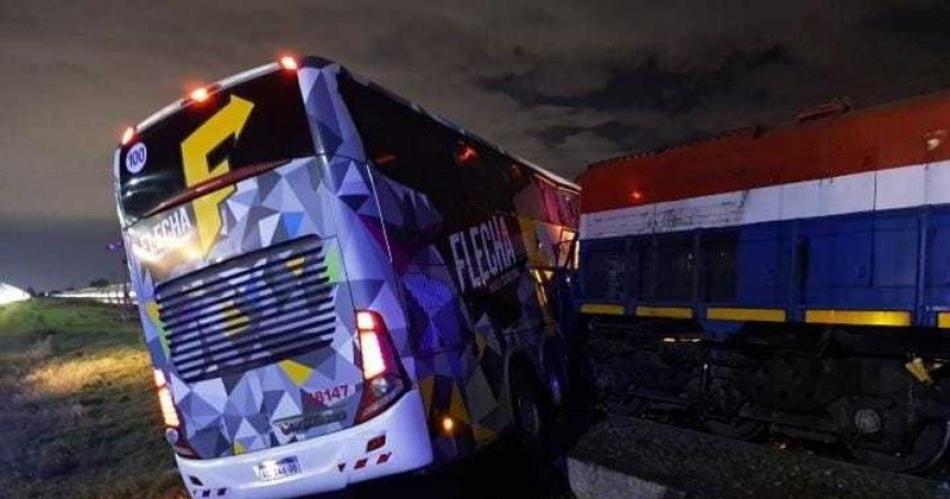 Tren de carga embistioacute a un colectivo de larga distancia en paso a nivel sin barrera