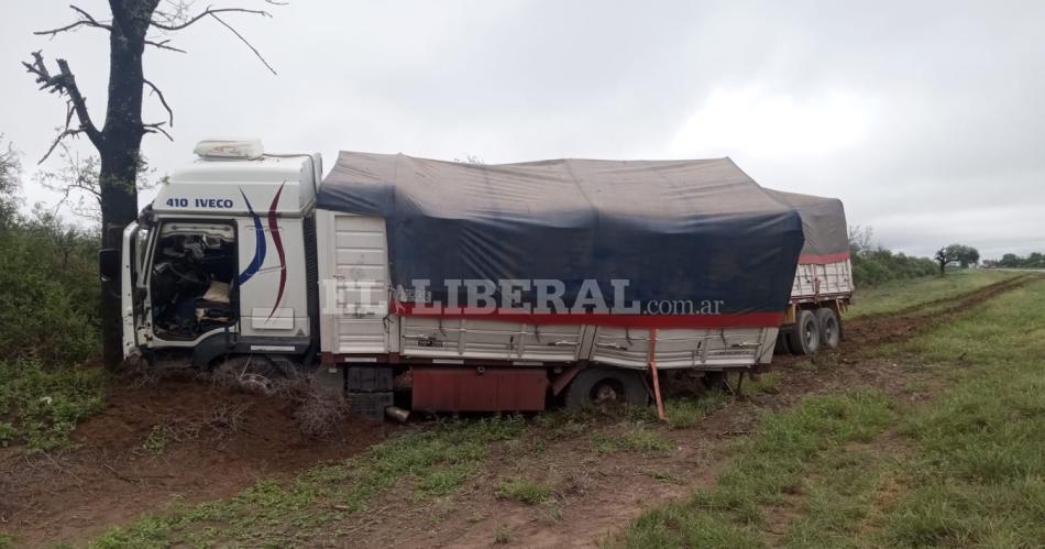 Camionero salioacute a la banquina y se estrelloacute contra un aacuterbol- el chofer resultoacute ileso