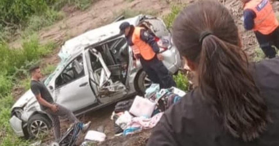 Terrible vuelco en el interior dejoacute a dos menores con heridas de consideracioacuten