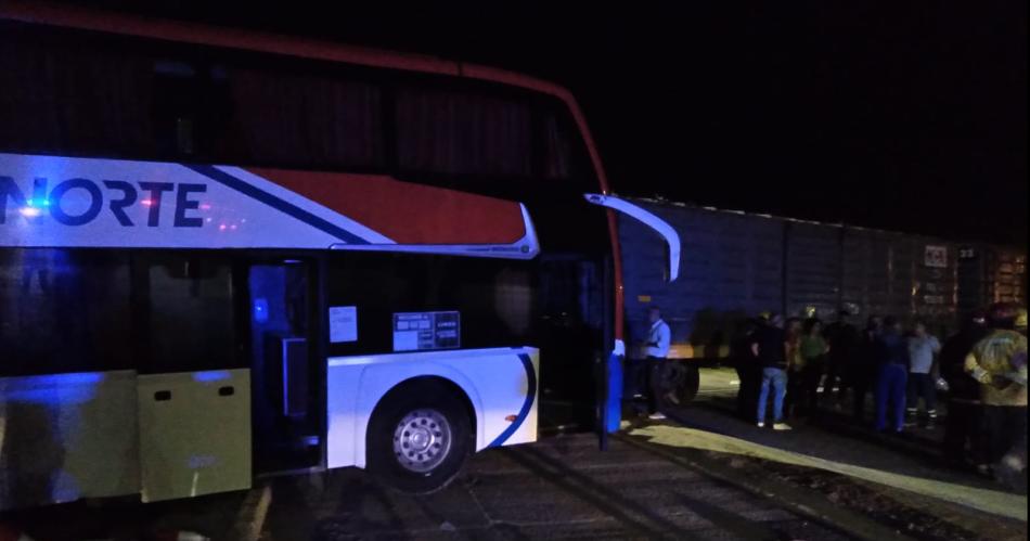 Imaacutegenes- La terrible escena del choque entre el tren y un colectivo 