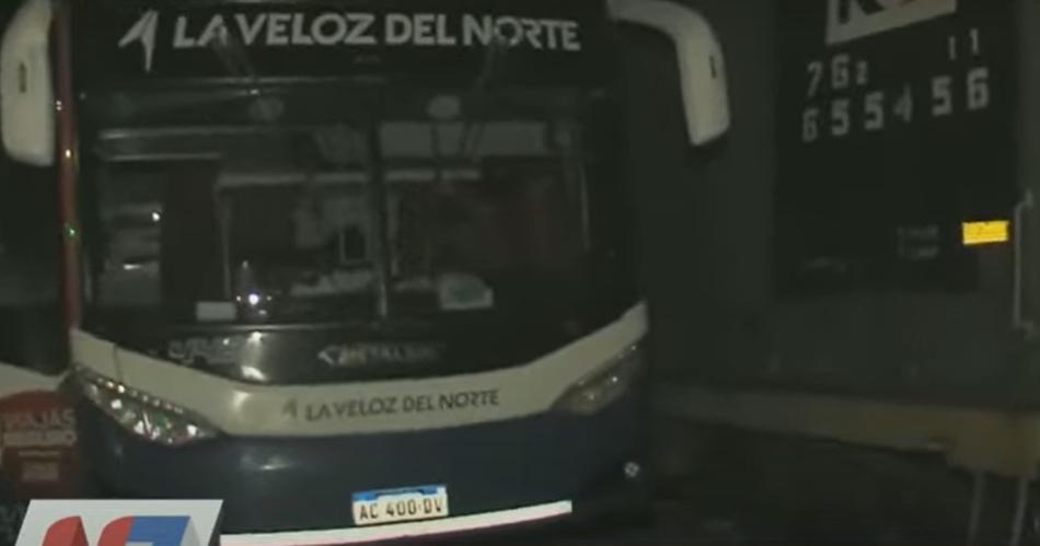 Brutal choque entre un colectivo y un tren en La Banda- Al menos seis heridos