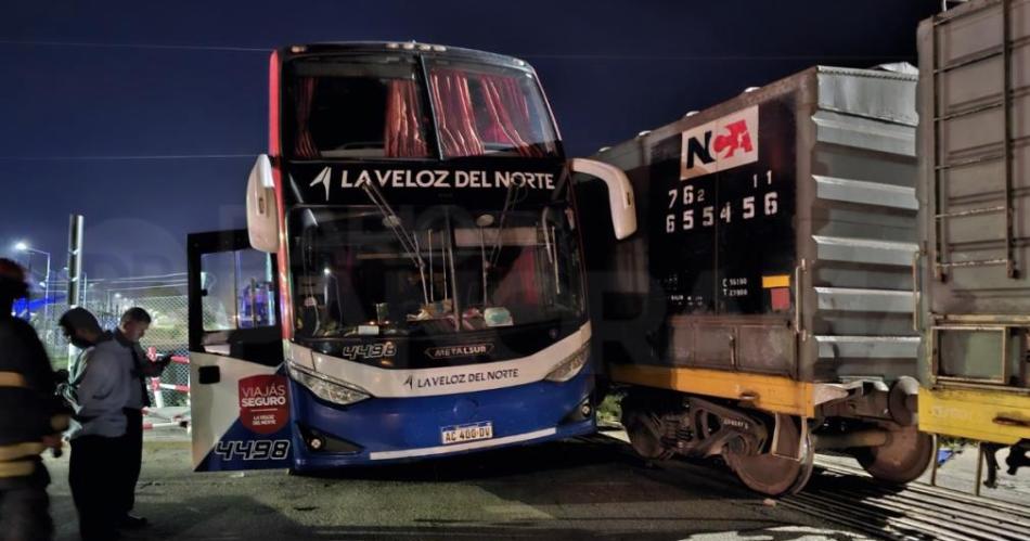 El choque entre un tren de carga y un colectivo con pasajeros- Le quiso ganar al tren una locura