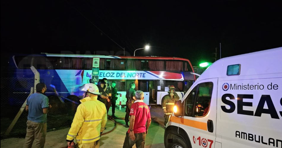 Brutal choque entre un colectivo y un tren en La Banda- Al menos seis heridos