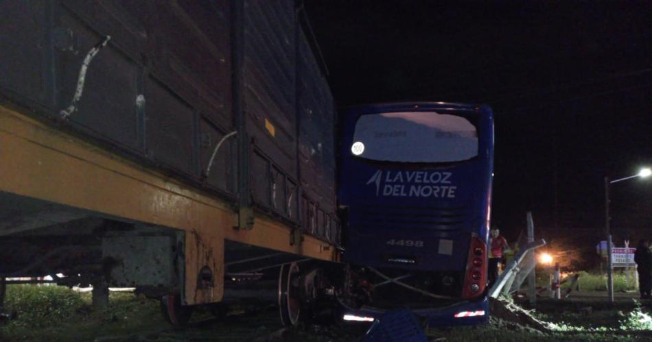 El choque entre un tren de carga y un colectivo con pasajeros- Le quiso ganar al tren una locura