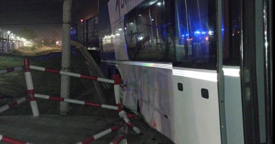 Brutal choque entre un colectivo y un tren en La Banda- Al menos seis heridos