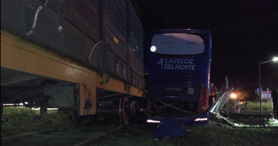 Brutal choque entre un colectivo y un tren en La Banda- Al menos seis heridos