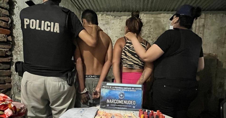 Una pareja vendiacutea cocaiacutena en su casa y terminoacute detenida