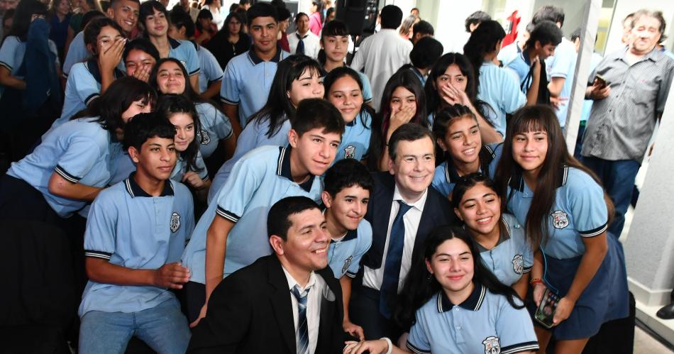 Zamora cerroacute el ciclo lectivo con la inauguracioacuten de dos edificios educativos en Santiago