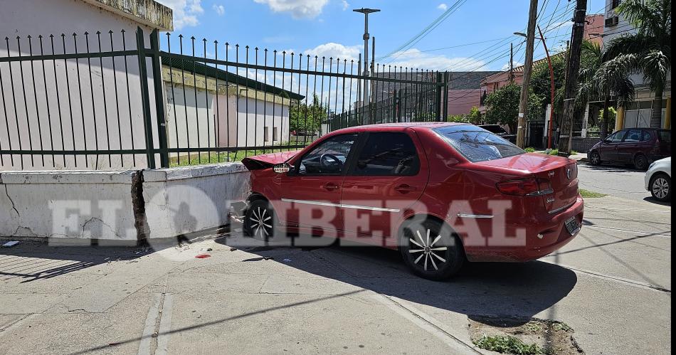 Impactante choque terminoacute con un auto incrustado en la pared del Regional