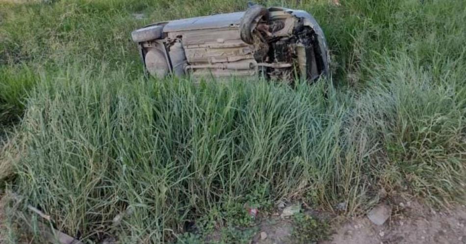 Un automoacutevil volcoacute sobre la ruta 9 y terminoacute dentro de una zanja