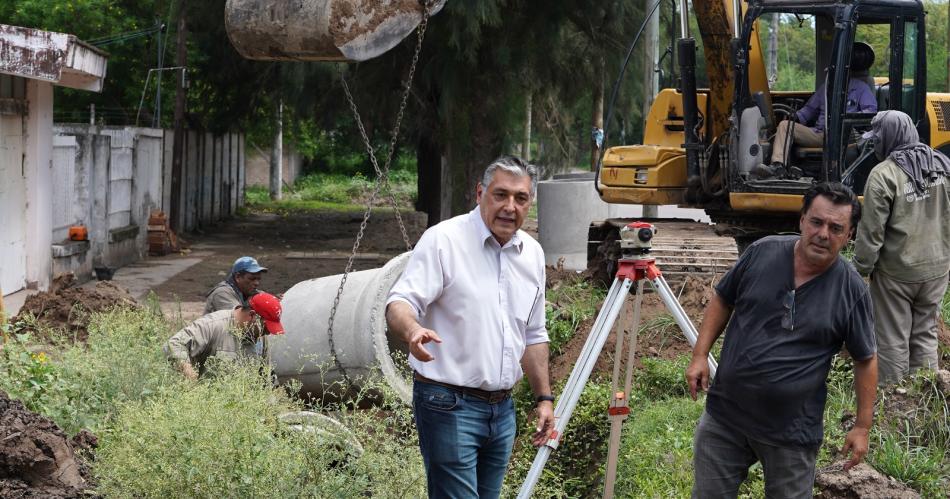 Supervisan la obra de desaguumle en el barrio Santa Clara