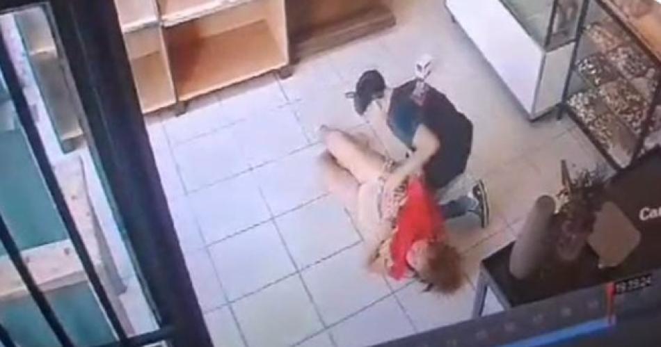 FUERTE VIDEO  Detienen a joven que abusoacute de una panadera de 62 antildeos