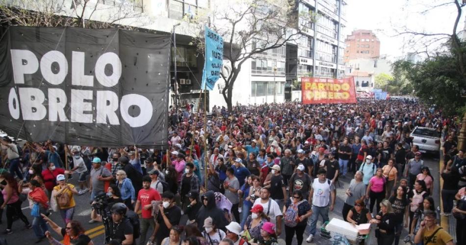 Sin cortar la 9 de Julio las organizaciones sociales marcharon en el estreno del protocolo antipiquete