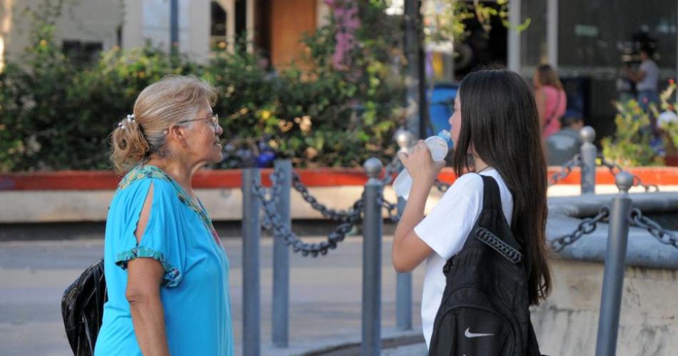 De a poco el calor de diciembre vuelve a hacerse sentir- hoy maacutexima de 27deg