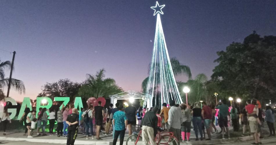 Las familias garcentildeas disfrutaron del encendid del aacuterbol de Navidad