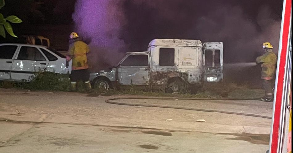 Una camioneta se incendioacute a la madrugada y casi desata una tragedia en el Bdeg Borges