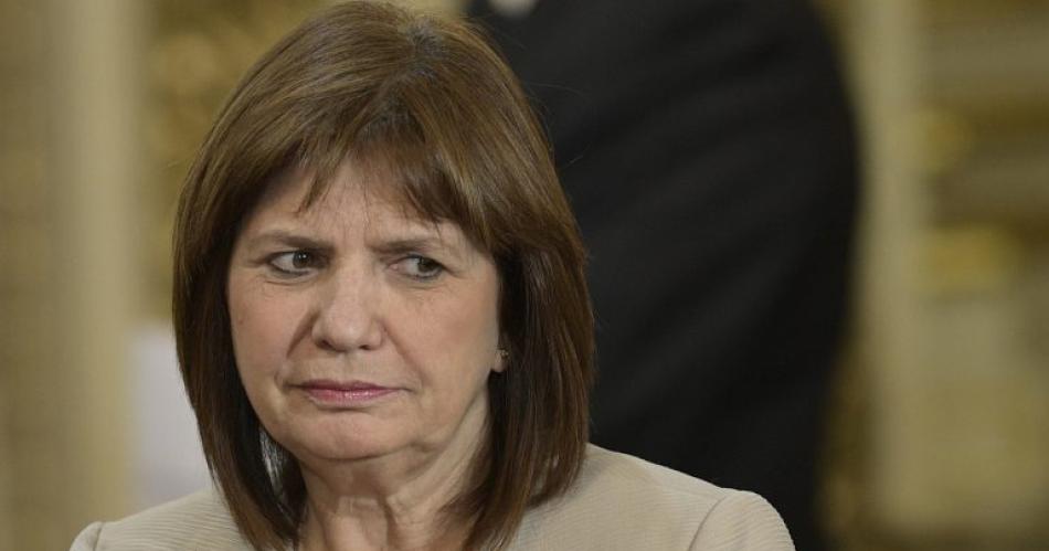 La ministra Bullrich reiteroacute que quitaraacuten planes sociales a quienes corten calles