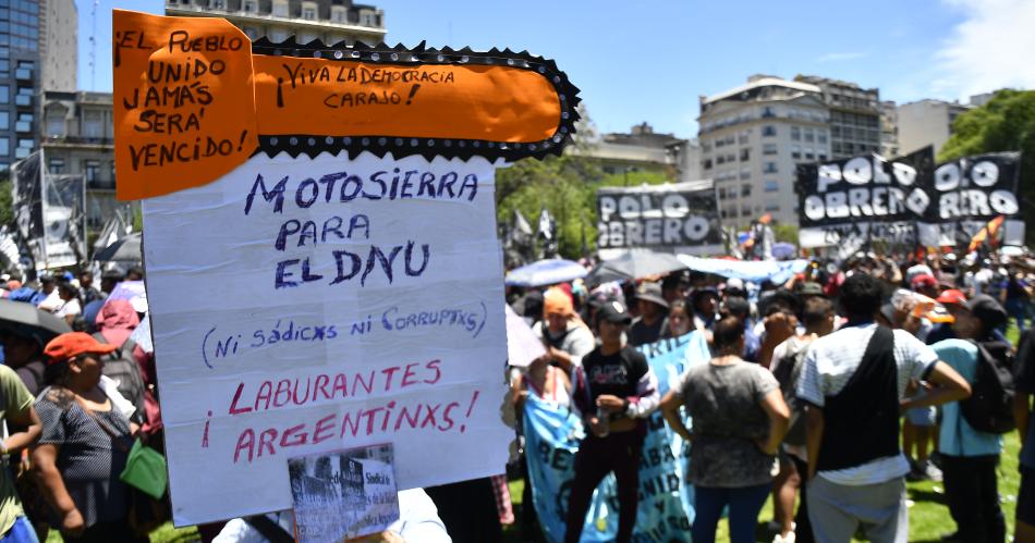 La CGT las dos CTA y movimientos sociales marcharon a Tribunales en contra del DNU 