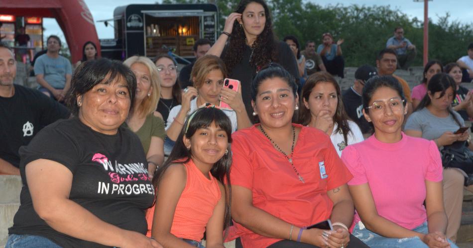 CIERRE ACADEacuteMICO A PURA MUacuteSICA Y BAILE