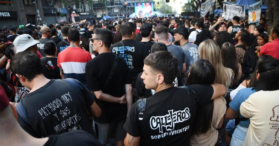 Realizaron un homenaje a viacutectimas y sobrevivientes de Cromantildeoacuten en el Obelisco