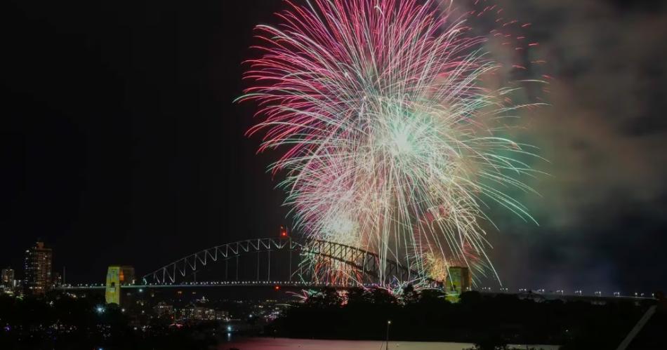 Fuegos artificiales explotan sobre el puente de la bahía de Sydney al inicio de las celebraciones de Año Nuevo en Sydney Australia el 31 de diciembre 2023 (AP FotoMark Baker) Por- AP