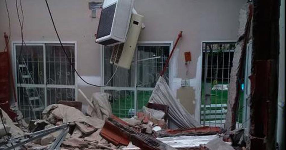 Una mujer y dos chicos fueron rescatados desde los escombros tras el derrumbe de su casa