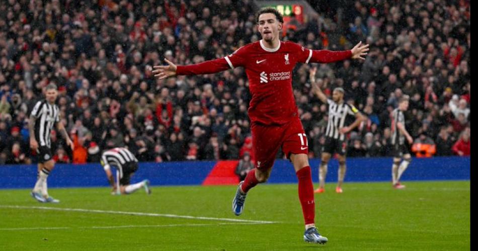 Curtis Jones celebra el 3-2 parcial en Anfield Road Triunfo muy trabajado para Liverpool