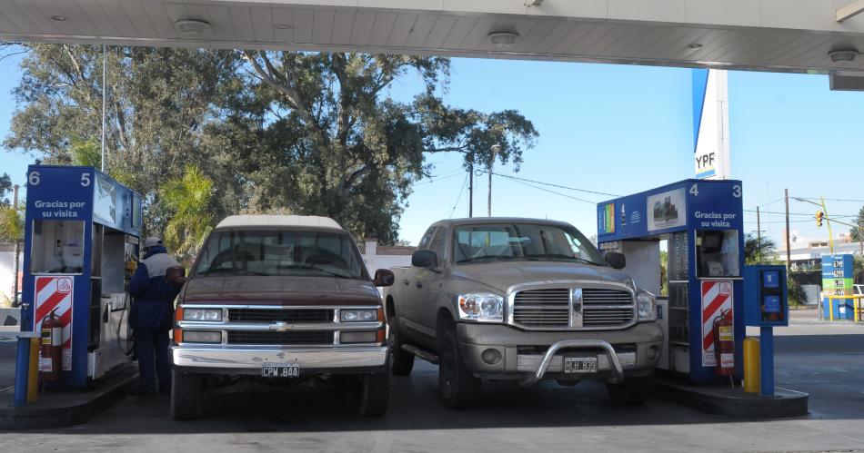 Para llenar un tanque con la nafta maacutes barata se necesitan 35000