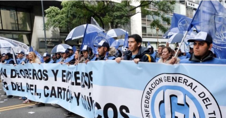 La CGT evaluacutea que haya transporte puacuteblico durante el paro del 24