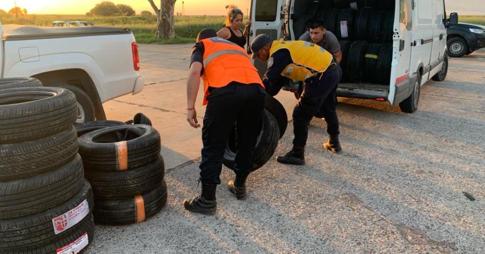 La policiacutea secuestroacute gran cantidad de neumaacuteticos que eran transportados ilegalmente