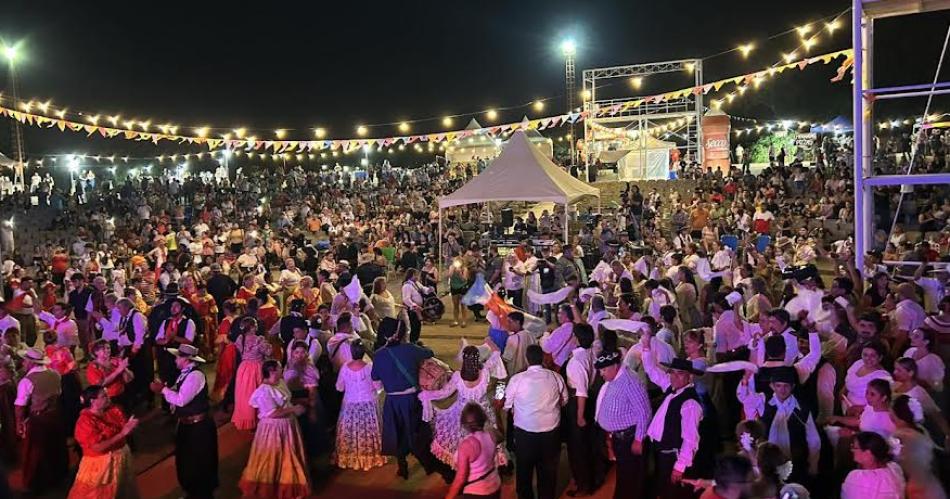 Enero para amanecer a pura chacarera- encuentro de artistas en tiacutepico patio santiaguentildeo