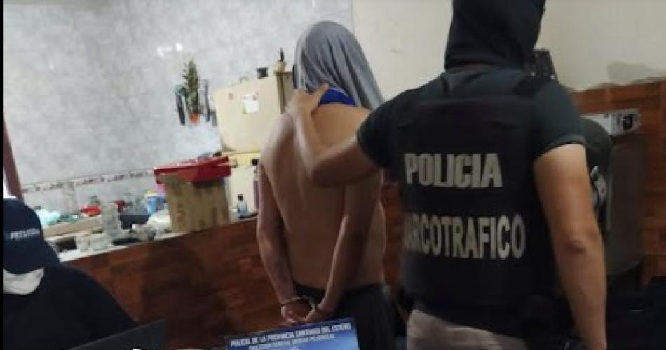 Detienen a dos sujetos y secuestran cocaiacutena marihuana y maacutes de 500 mil