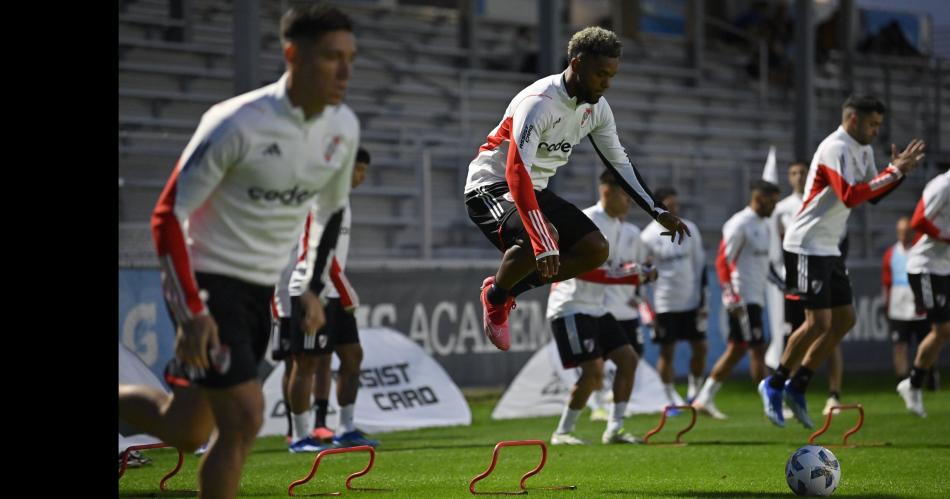  El equipo de Demichelis llegó a los Estados Unidos y se entrenó por la tarde noche