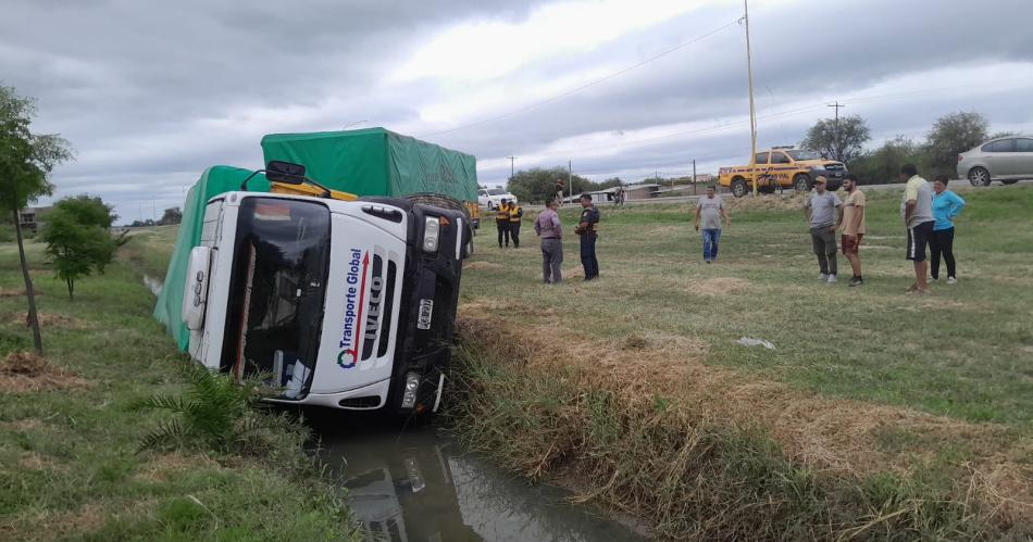 Camionero se descompuso tras una comida y terminoacute volcando